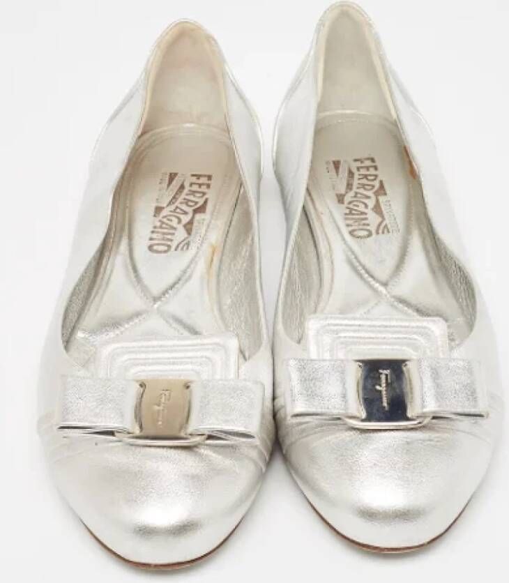 Salvatore Ferragamo Pre-owned Leather flats Gray Dames