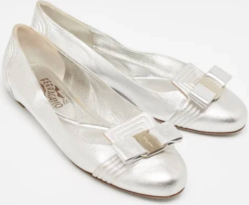 Salvatore Ferragamo Pre-owned Leather flats Gray Dames