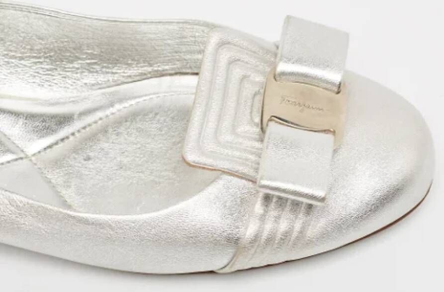 Salvatore Ferragamo Pre-owned Leather flats Gray Dames