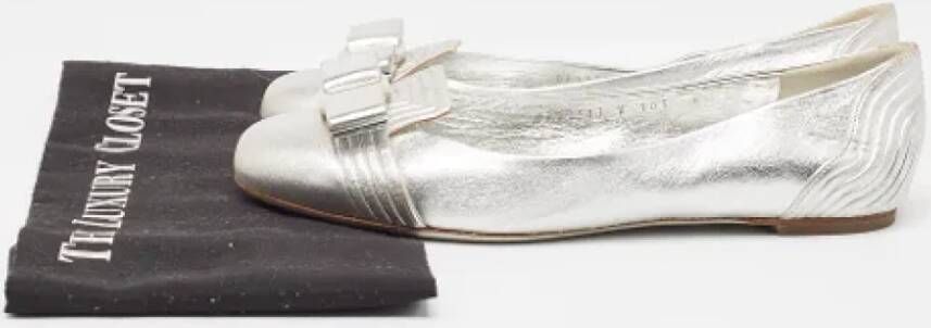 Salvatore Ferragamo Pre-owned Leather flats Gray Dames