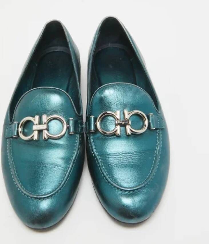 Salvatore Ferragamo Pre-owned Leather flats Green Dames