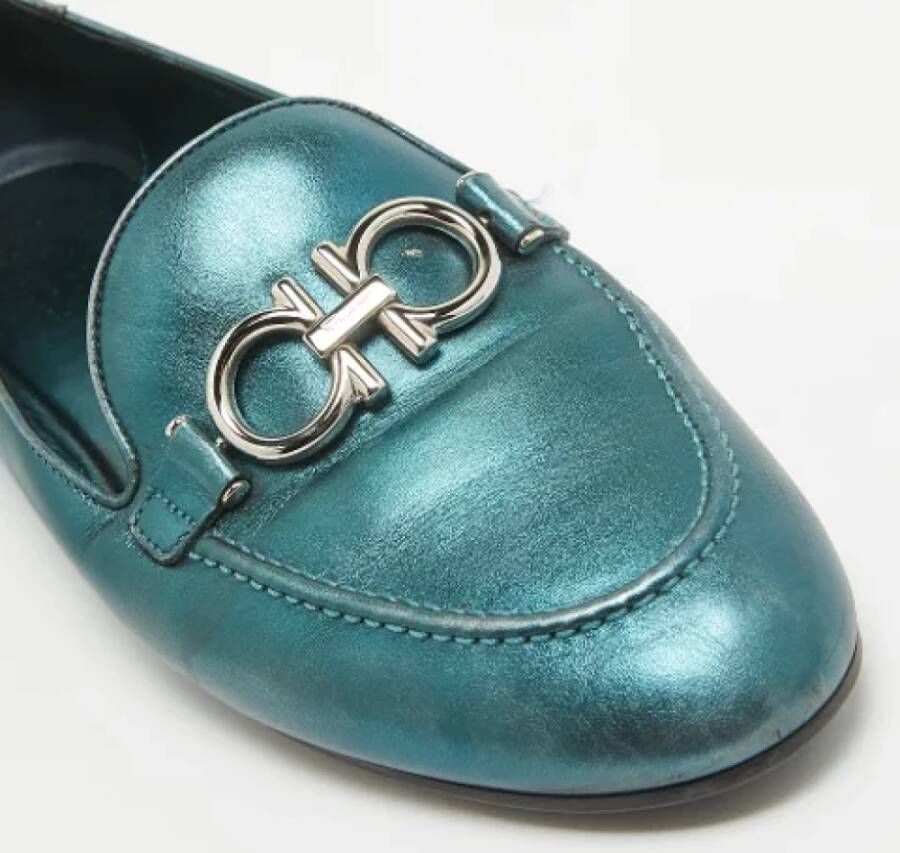 Salvatore Ferragamo Pre-owned Leather flats Green Dames