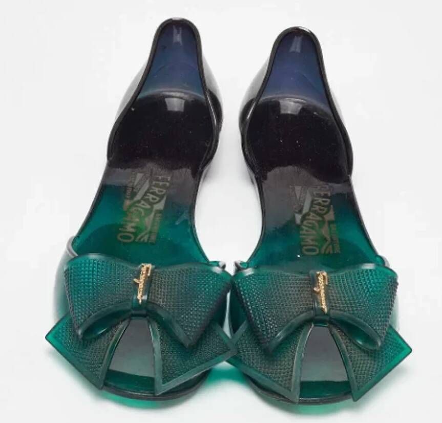 Salvatore Ferragamo Pre-owned Leather flats Green Dames