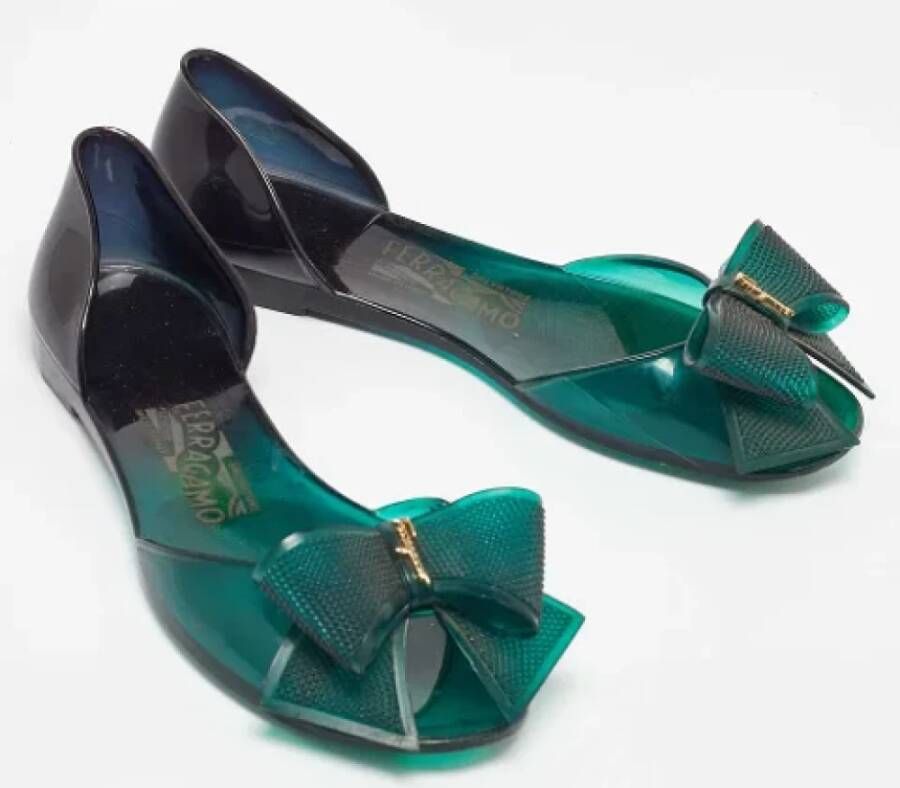 Salvatore Ferragamo Pre-owned Leather flats Green Dames