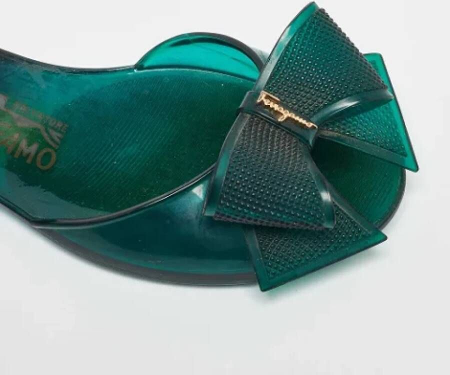 Salvatore Ferragamo Pre-owned Leather flats Green Dames