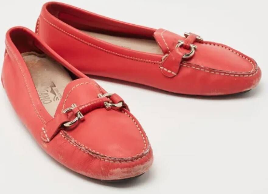 Salvatore Ferragamo Pre-owned Leather flats Red Dames