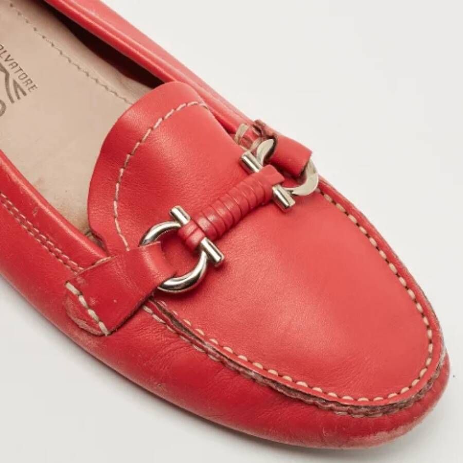 Salvatore Ferragamo Pre-owned Leather flats Red Dames