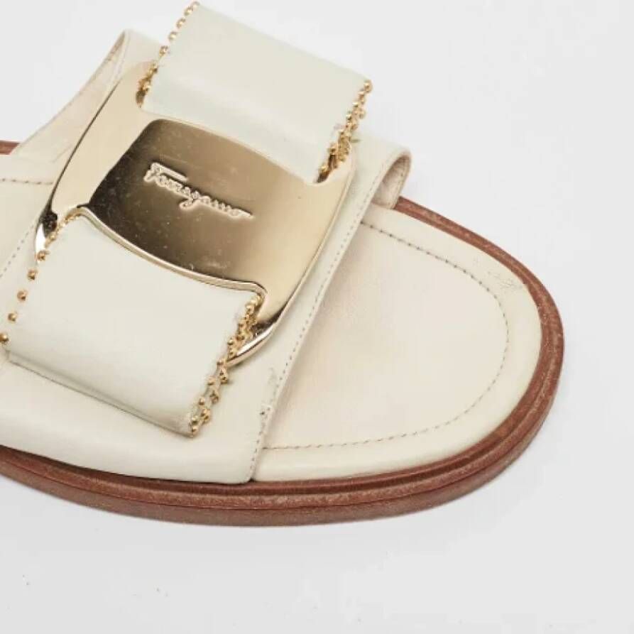 Salvatore Ferragamo Pre-owned Leather flats White Dames