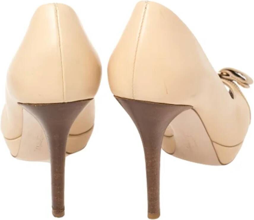 Salvatore Ferragamo Pre-owned Leather heels Beige Dames