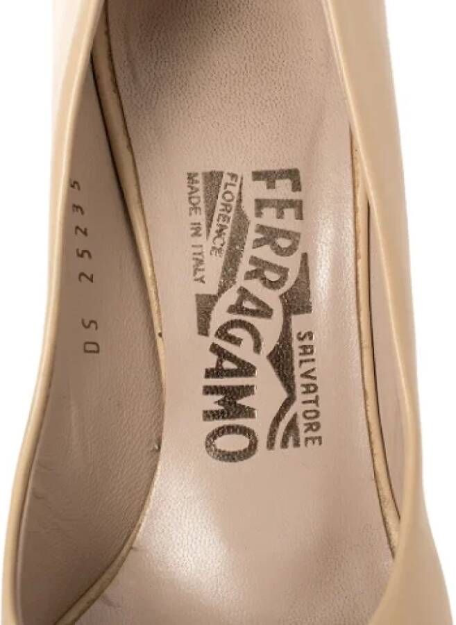 Salvatore Ferragamo Pre-owned Leather heels Beige Dames