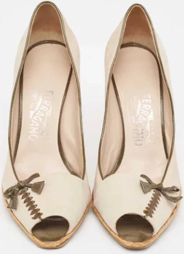 Salvatore Ferragamo Pre-owned Leather heels Beige Dames