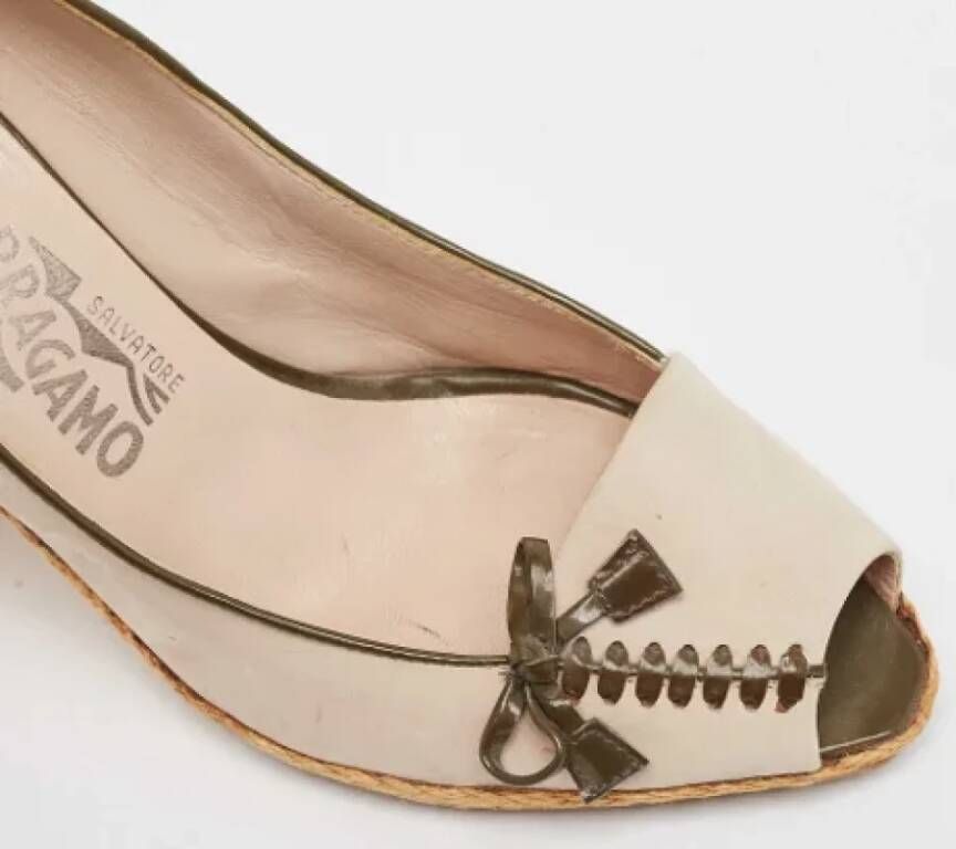 Salvatore Ferragamo Pre-owned Leather heels Beige Dames