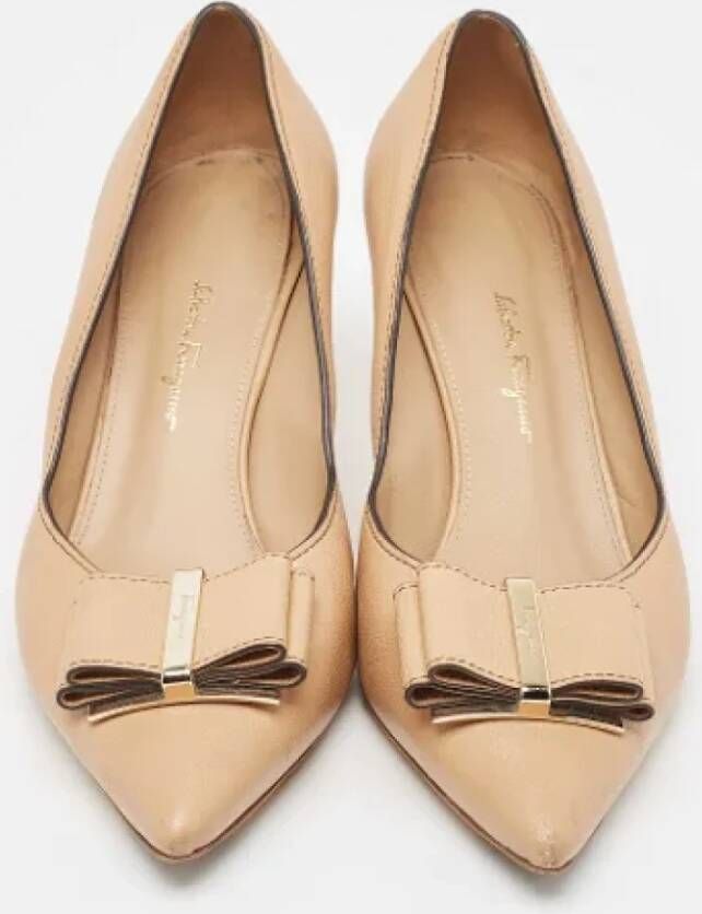 Salvatore Ferragamo Pre-owned Leather heels Beige Dames