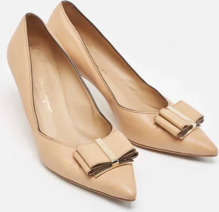 Salvatore Ferragamo Pre-owned Leather heels Beige Dames