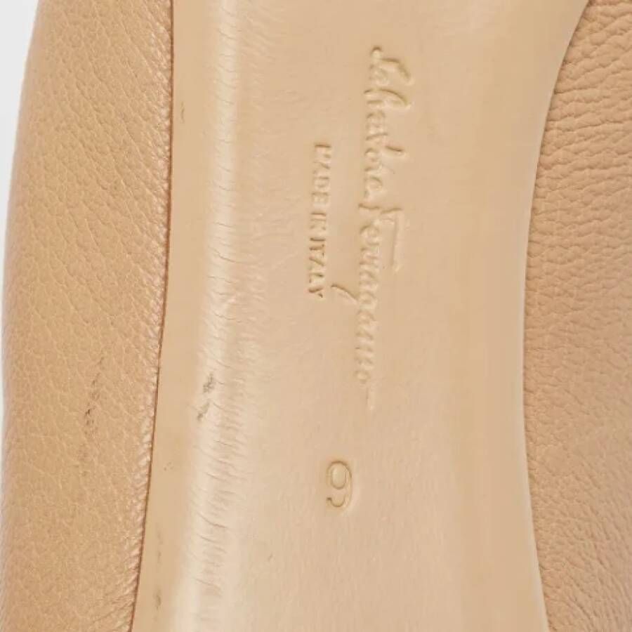 Salvatore Ferragamo Pre-owned Leather heels Beige Dames