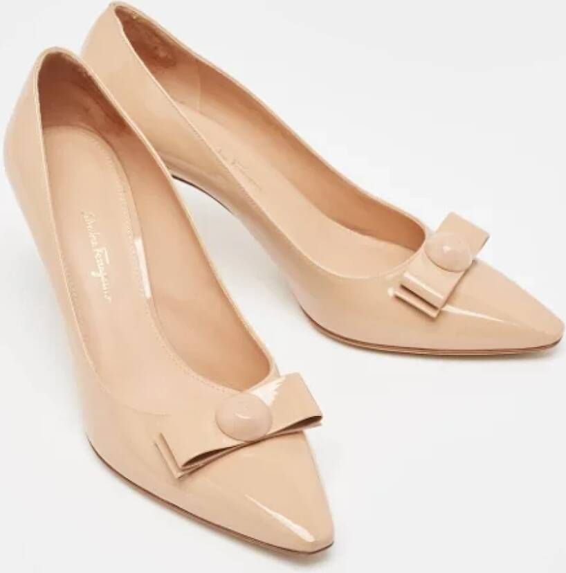 Salvatore Ferragamo Pre-owned Leather heels Beige Dames