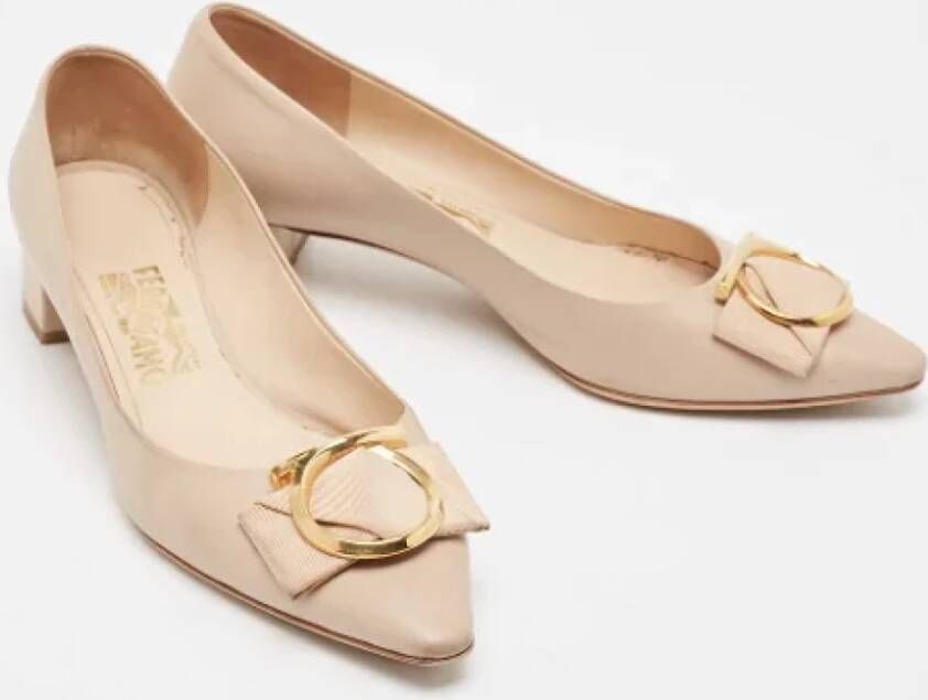 Salvatore Ferragamo Pre-owned Leather heels Beige Dames