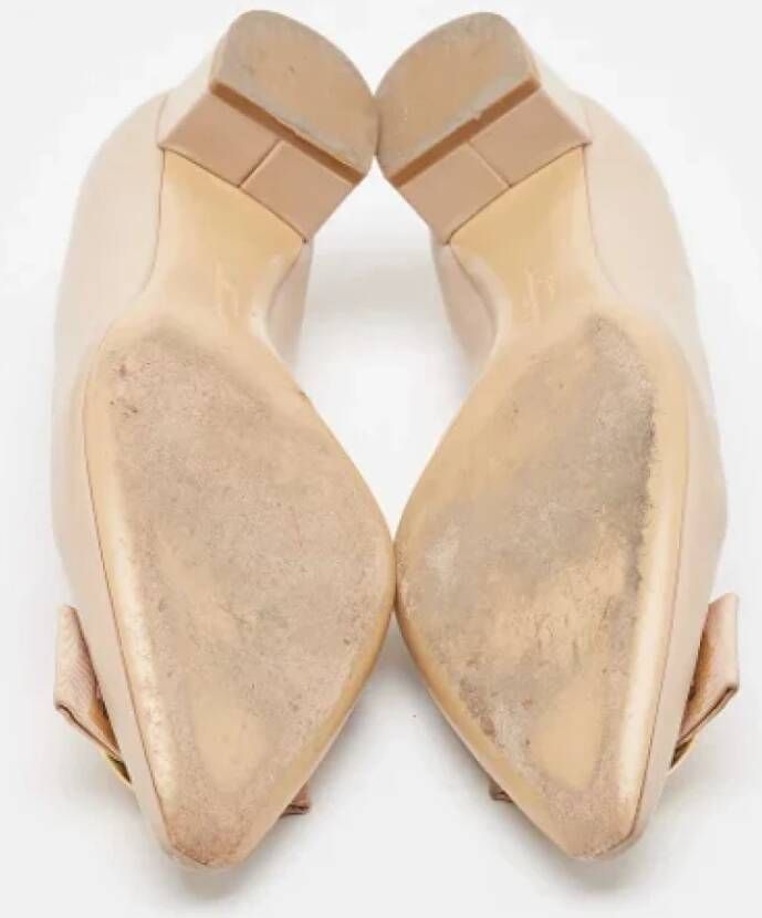 Salvatore Ferragamo Pre-owned Leather heels Beige Dames