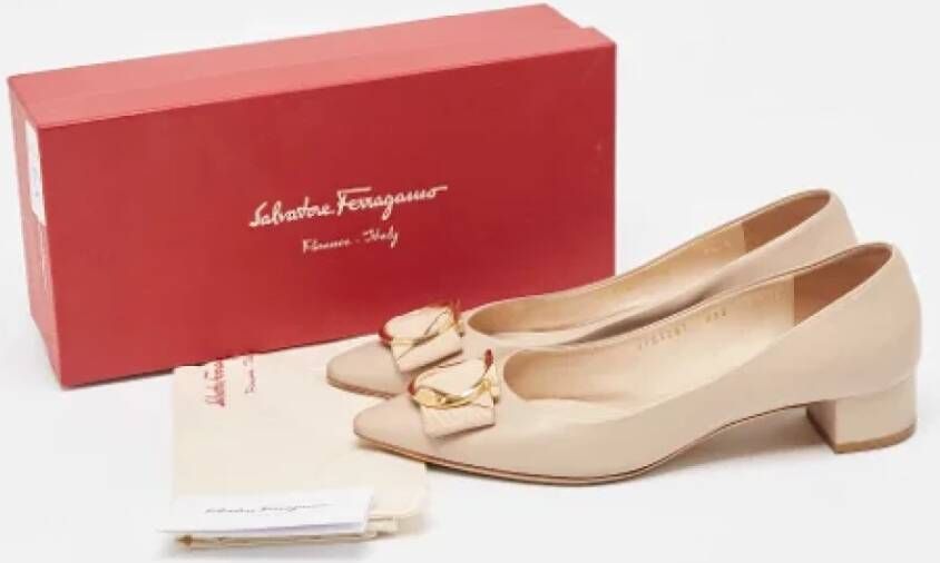 Salvatore Ferragamo Pre-owned Leather heels Beige Dames