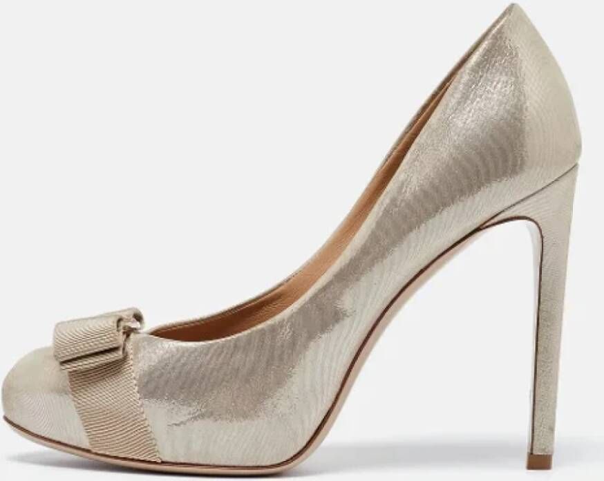 Salvatore Ferragamo Pre-owned Leather heels Beige Dames