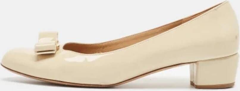 Salvatore Ferragamo Pre-owned Leather heels Beige Dames