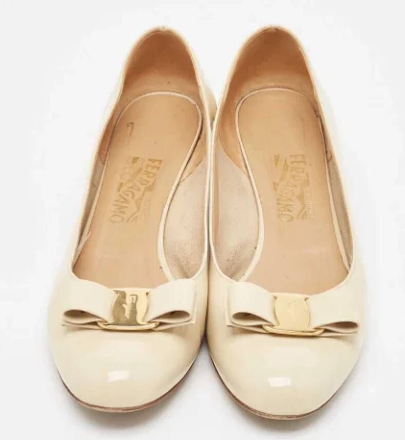 Salvatore Ferragamo Pre-owned Leather heels Beige Dames