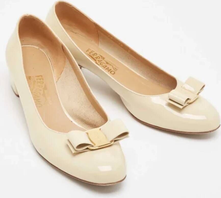 Salvatore Ferragamo Pre-owned Leather heels Beige Dames