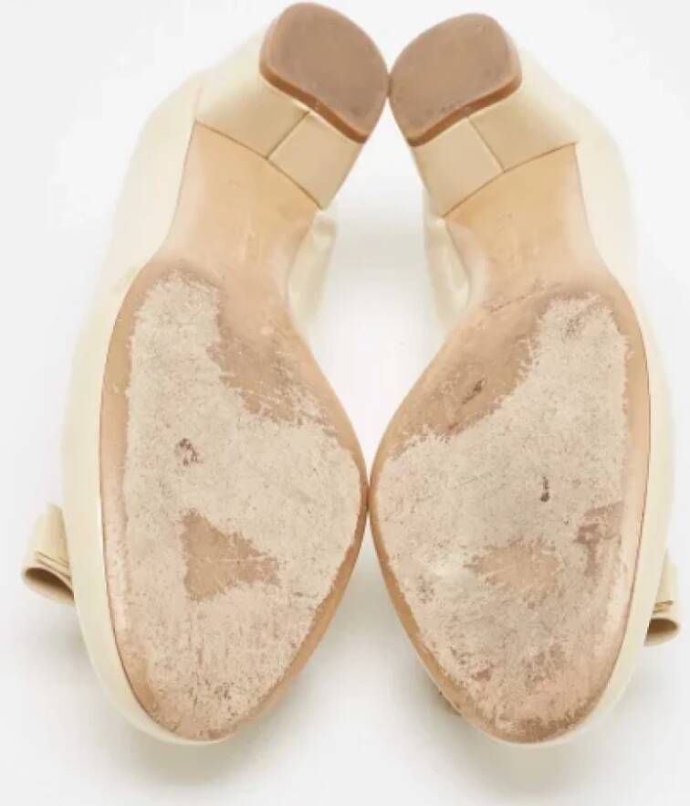 Salvatore Ferragamo Pre-owned Leather heels Beige Dames