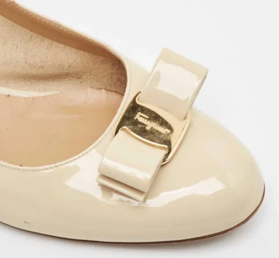 Salvatore Ferragamo Pre-owned Leather heels Beige Dames