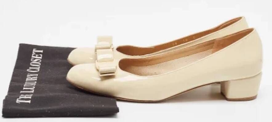 Salvatore Ferragamo Pre-owned Leather heels Beige Dames