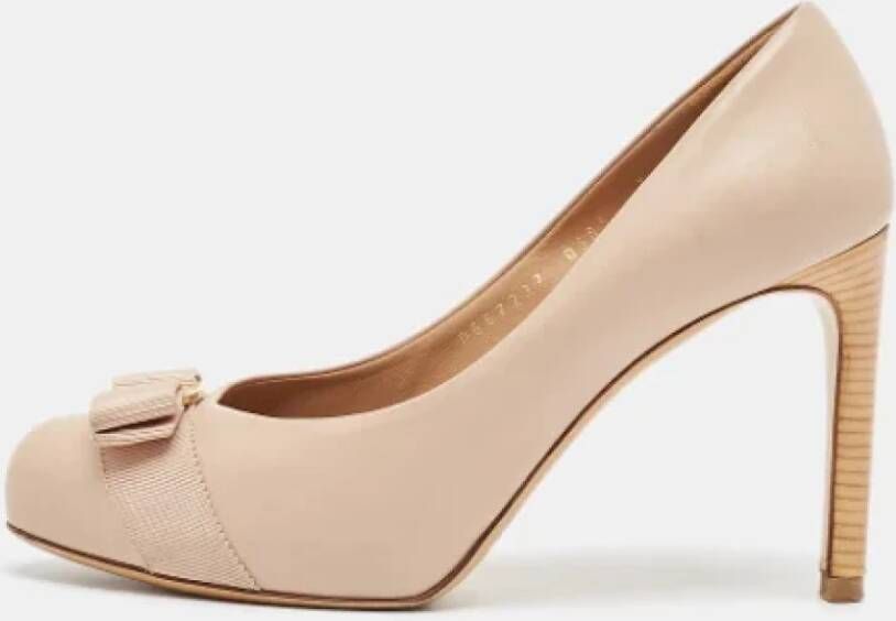 Salvatore Ferragamo Pre-owned Leather heels Beige Dames