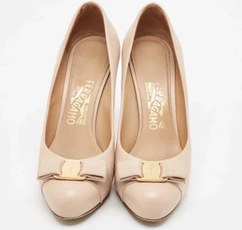 Salvatore Ferragamo Pre-owned Leather heels Beige Dames