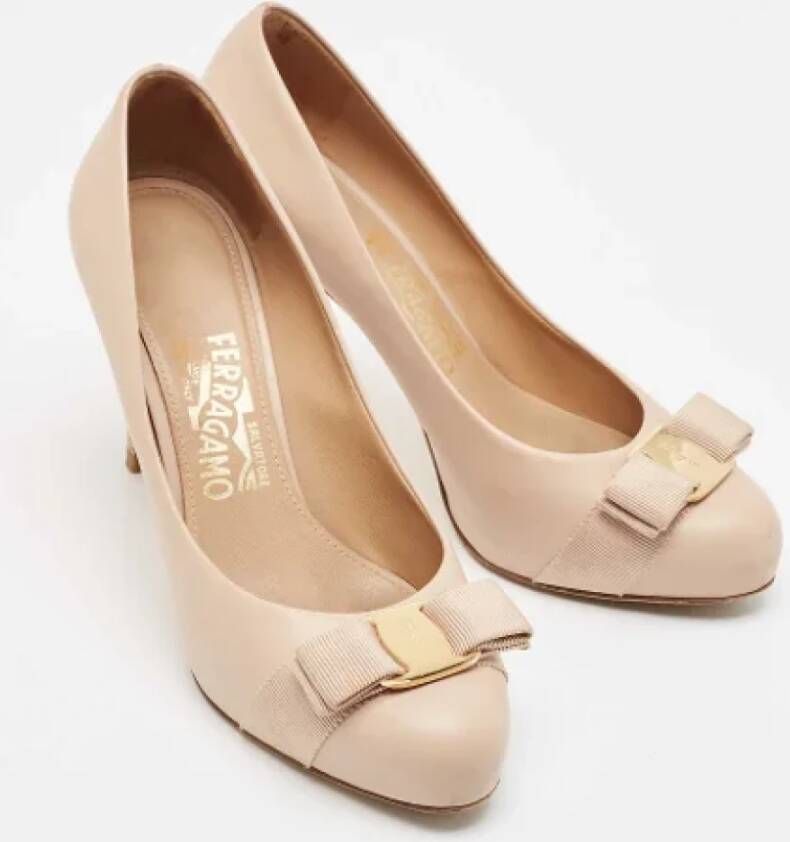 Salvatore Ferragamo Pre-owned Leather heels Beige Dames