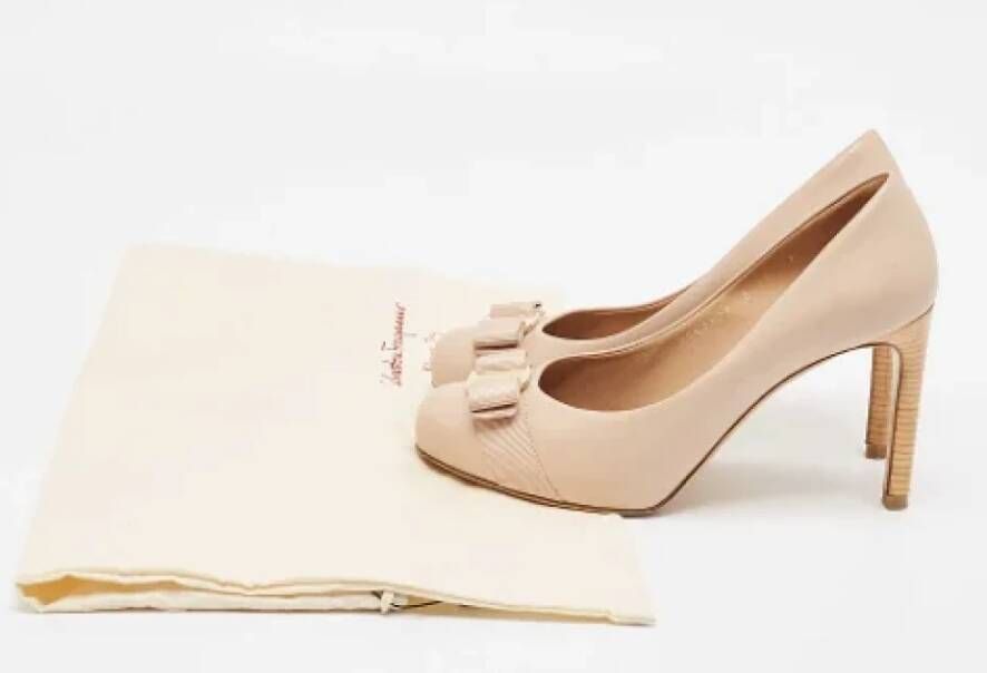 Salvatore Ferragamo Pre-owned Leather heels Beige Dames