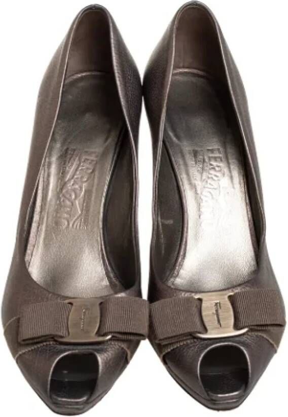 Salvatore Ferragamo Pre-owned Leather heels Gray Dames