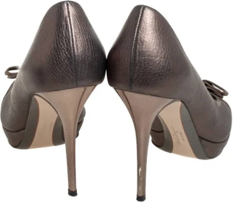 Salvatore Ferragamo Pre-owned Leather heels Gray Dames