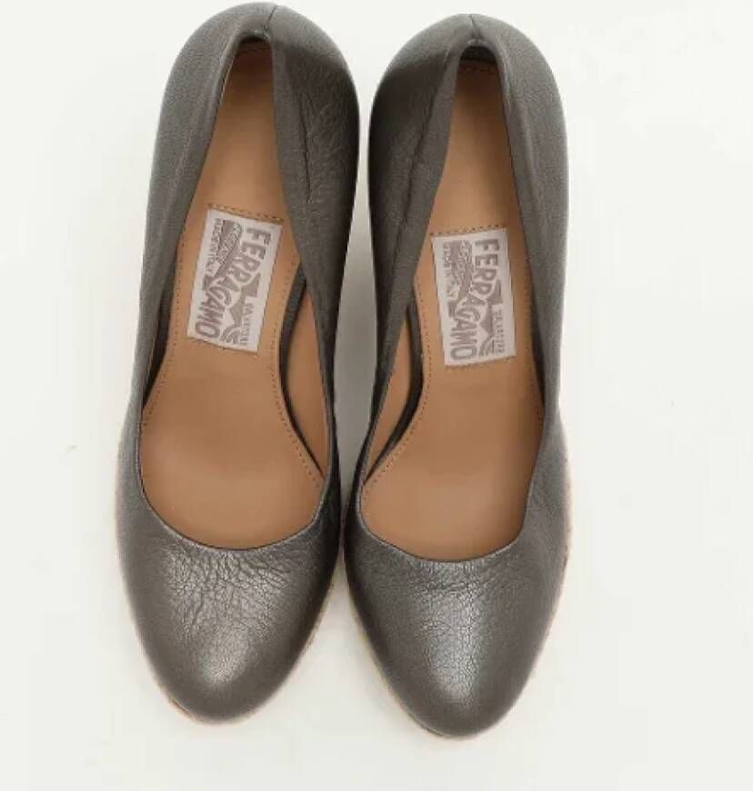 Salvatore Ferragamo Pre-owned Leather heels Gray Dames