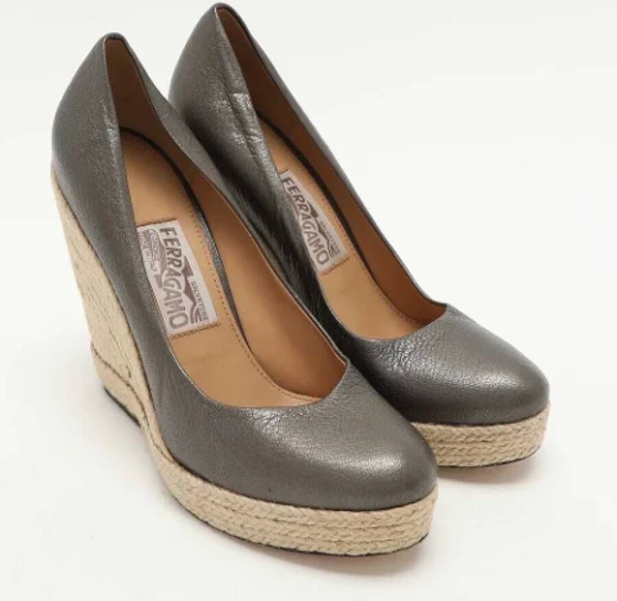 Salvatore Ferragamo Pre-owned Leather heels Gray Dames