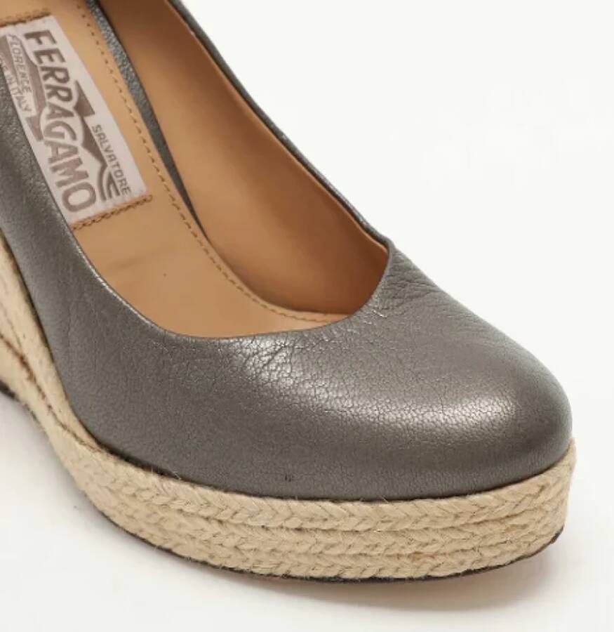 Salvatore Ferragamo Pre-owned Leather heels Gray Dames