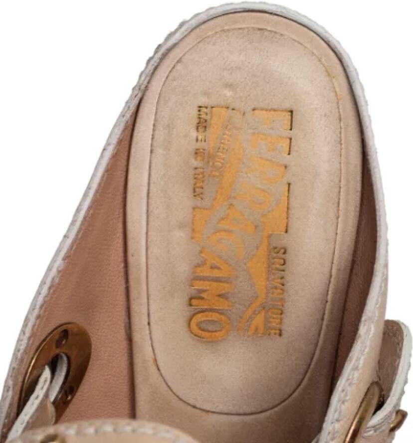 Salvatore Ferragamo Pre-owned Leather sandals Beige Dames