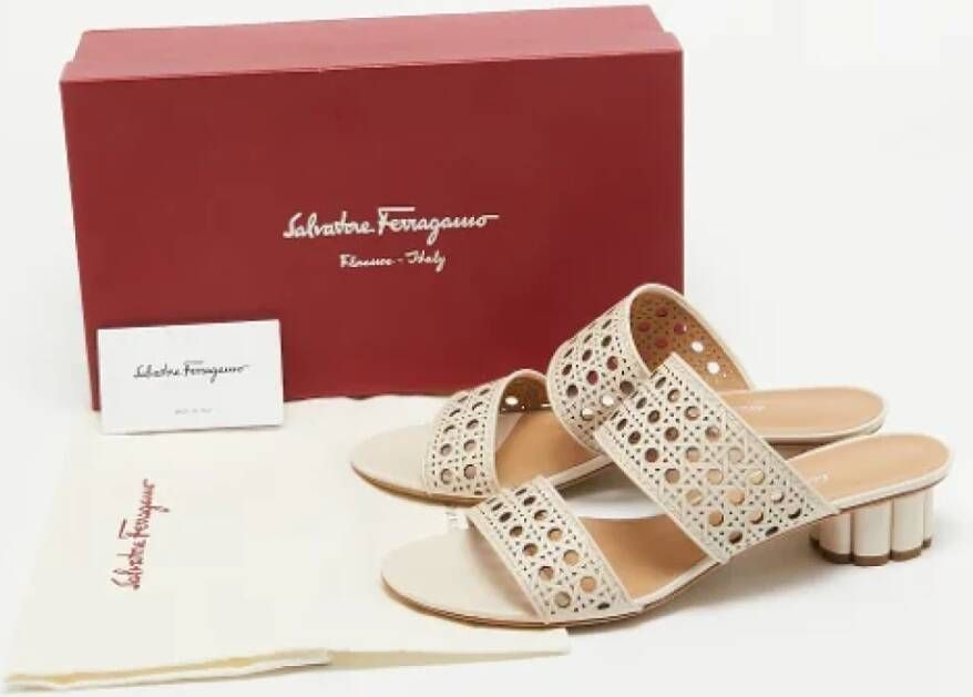 Salvatore Ferragamo Pre-owned Leather sandals Beige Dames