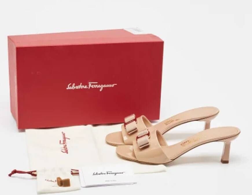 Salvatore Ferragamo Pre-owned Leather sandals Beige Dames