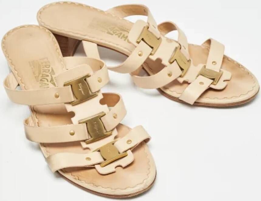 Salvatore Ferragamo Pre-owned Leather sandals Beige Dames