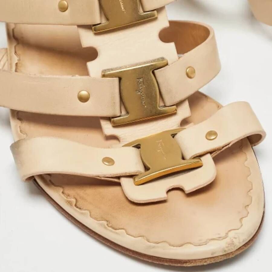 Salvatore Ferragamo Pre-owned Leather sandals Beige Dames