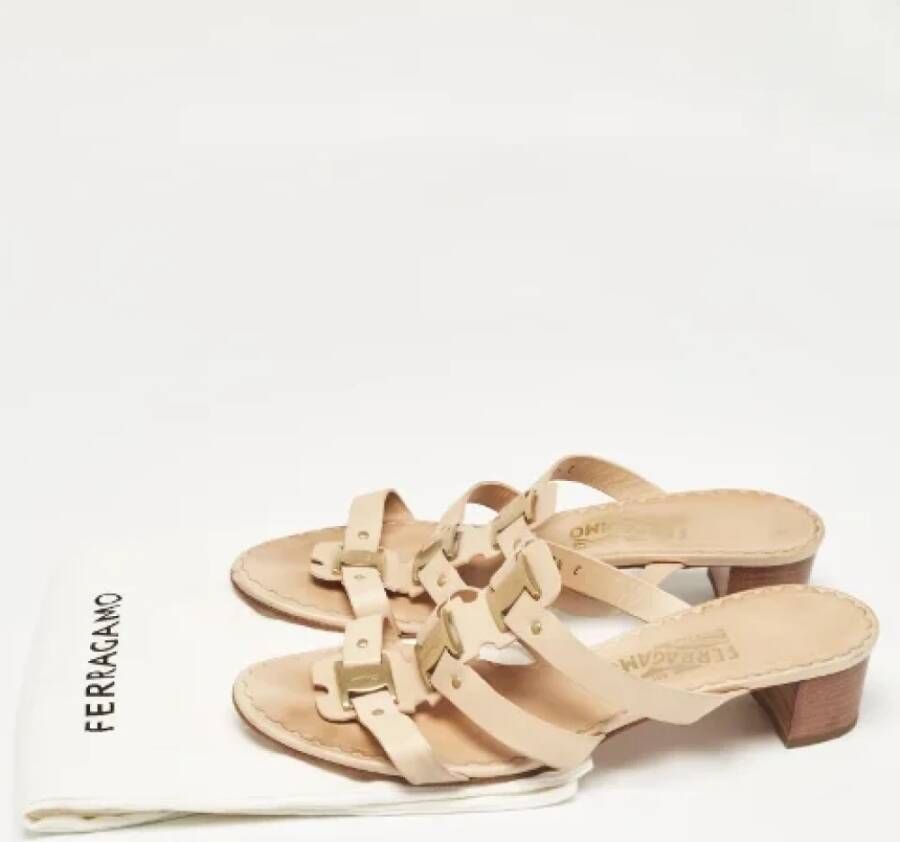 Salvatore Ferragamo Pre-owned Leather sandals Beige Dames