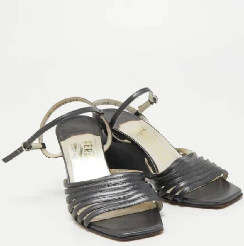 Salvatore Ferragamo Pre-owned Leather sandals Gray Dames