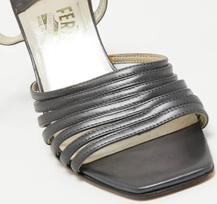 Salvatore Ferragamo Pre-owned Leather sandals Gray Dames