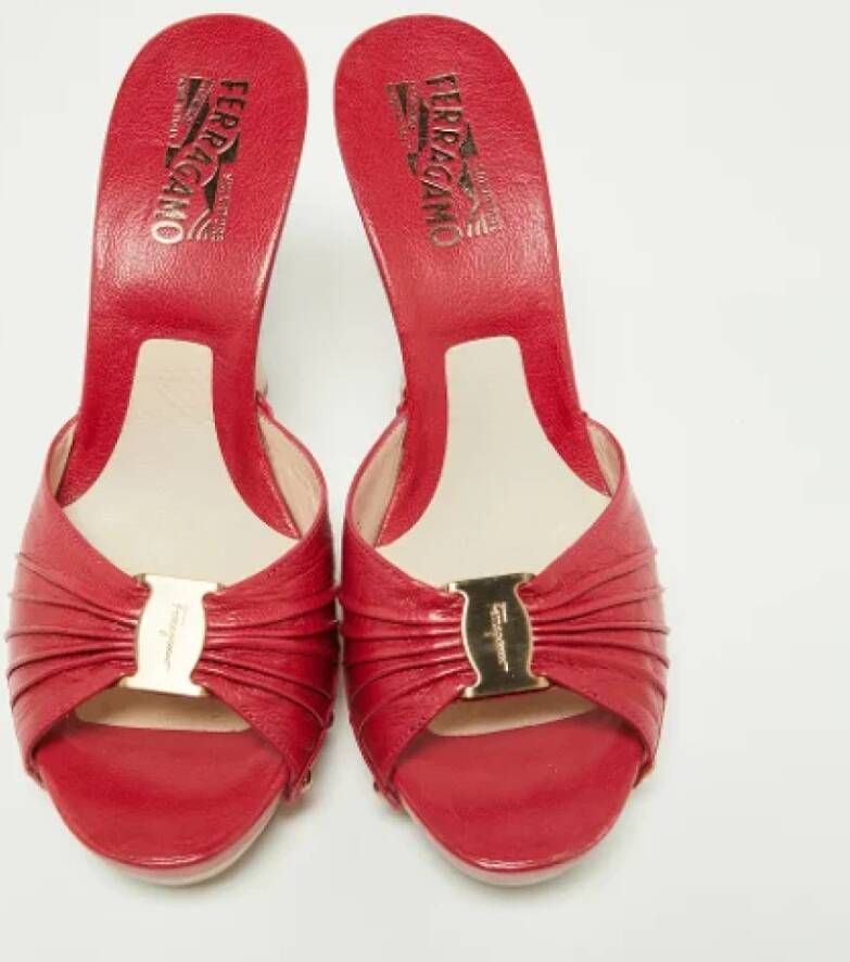 Salvatore Ferragamo Pre-owned Leather sandals Red Dames