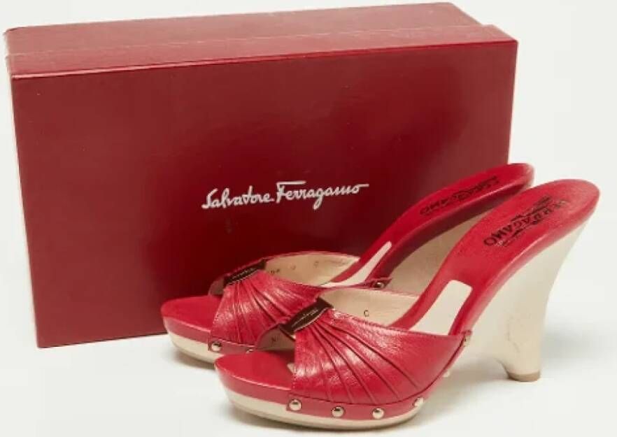 Salvatore Ferragamo Pre-owned Leather sandals Red Dames