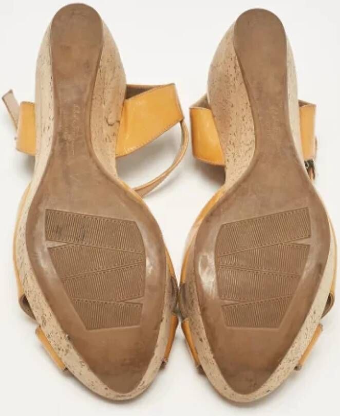 Salvatore Ferragamo Pre-owned Leather sandals Yellow Dames